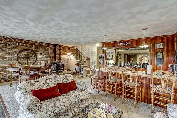 speckled hen common room