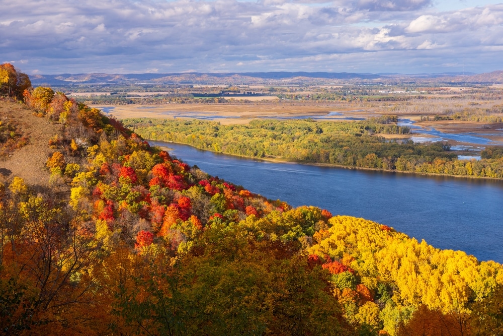 fall foliage along the Great River Road - perfect for birdwatching and fall getaways in the Midwest