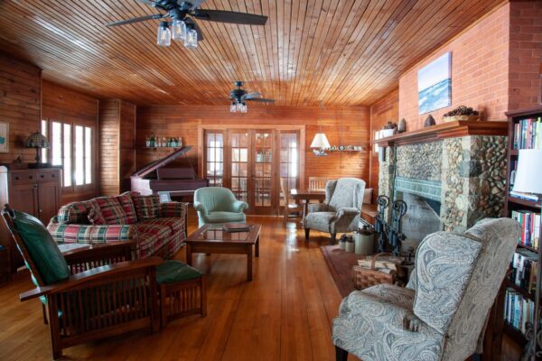 CanfieldHouse-Onekama-LivingRoom-0030-scaled-e1724779997150