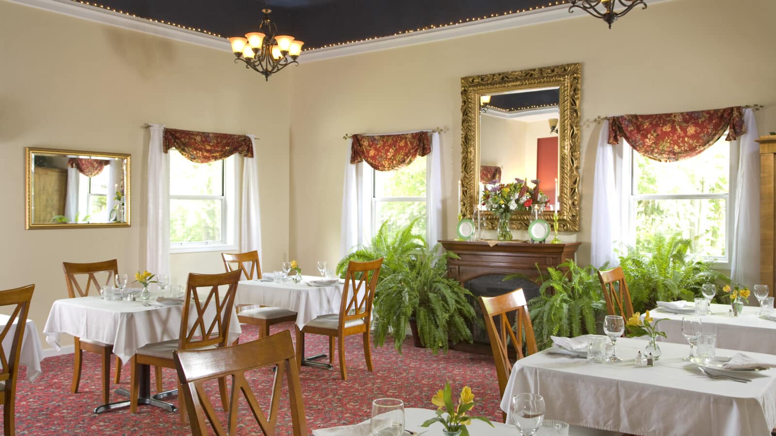 Castle Dining-Room_1-1600x900