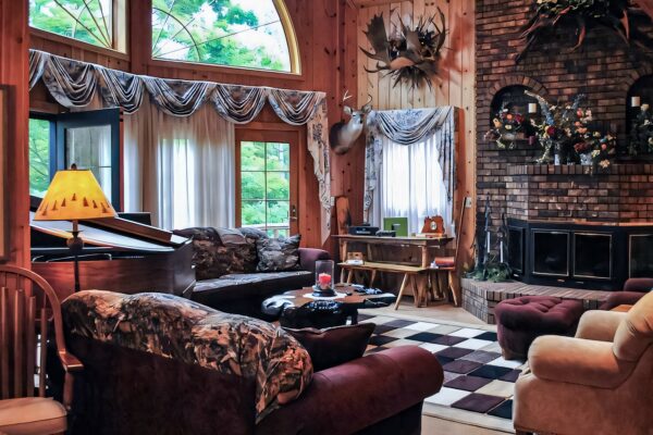 Hortons-Creek-Inn-BnB-Charlevoix-Common-Area-0001-1-e1724452966752