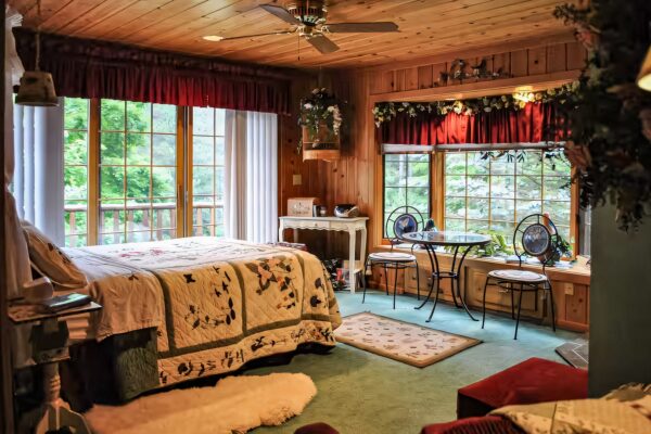 Hortons-Creek-Inn-BnB-Charlevoix-Guest-Room-0001-1-e1724452836502
