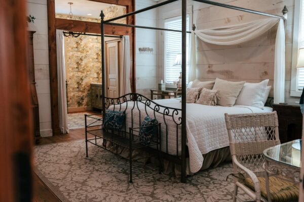 InisFree-Estate-South-Haven-Mi-mich-bnb-04-e1740402463386