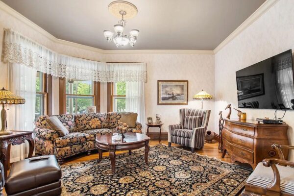 Inn-Of-Saugatuck-Mi-downstairs-living-room-e1746046795667