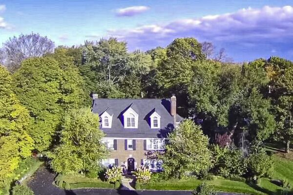 KnobHill-Bed-Breakfast-Flint-Aerial-0001-A-2-e1724782288928