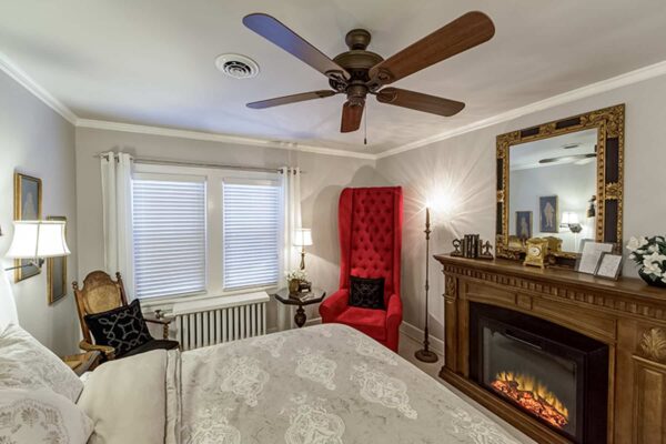 KnobHill-Bed-Breakfast-Flint-Guest-Room-0006-A-e1724782462498