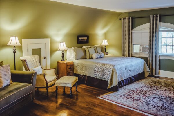 Leonard-at-Logan-Grand-Rapids-Kings-keep-1-a-b-e1724786909590