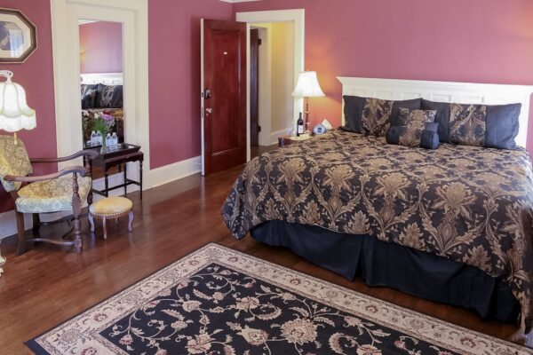 Leonard-at-Logan-Grand-Rapids-guest-room-01-a-b-e1724787032525