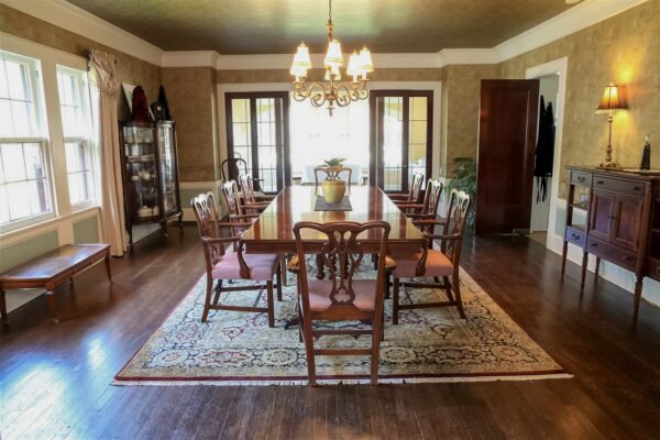 Leonard-at-Logan-Grand-Rapids-guest-room-05-Enhanced-SR-a-b-e1724786982305