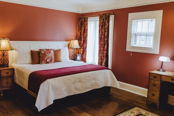 Leonard-at-Logan-Grand-RapidsLady-Ann-GuestRoom-1019-b-e1724787078400