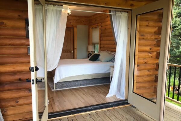 NahmaPinesCabin-RapidRiver-whitepine-Room-0001-e1724785792337