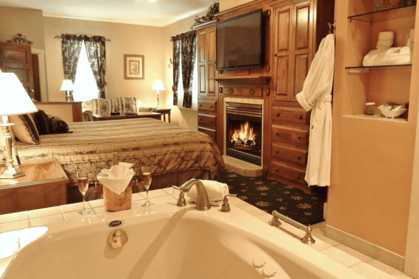 Victoria-Resort-South-Haven-King-Room-e1724957860928