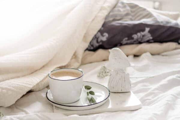 Vintage_Inn_at_Veritas_Estate-Cozy-room-with-natural-light-blankets-and-coffee-1008-e1719173580876