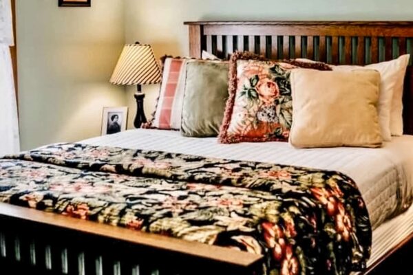 Washington-Street-Inn-Grand-Haven-BETTINA.BED-a-2-e1724951935757