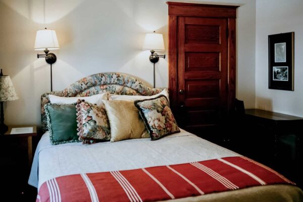 Washington-Street-Inn-Grand-Haven-gertrude.bed_-a-e1724951904871