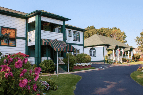 victoria-resort-bed-breakfast-SOuth-Haven-Front-Summer-e1724957776386