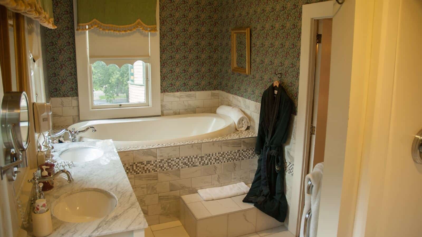 Oliver Inn Bath